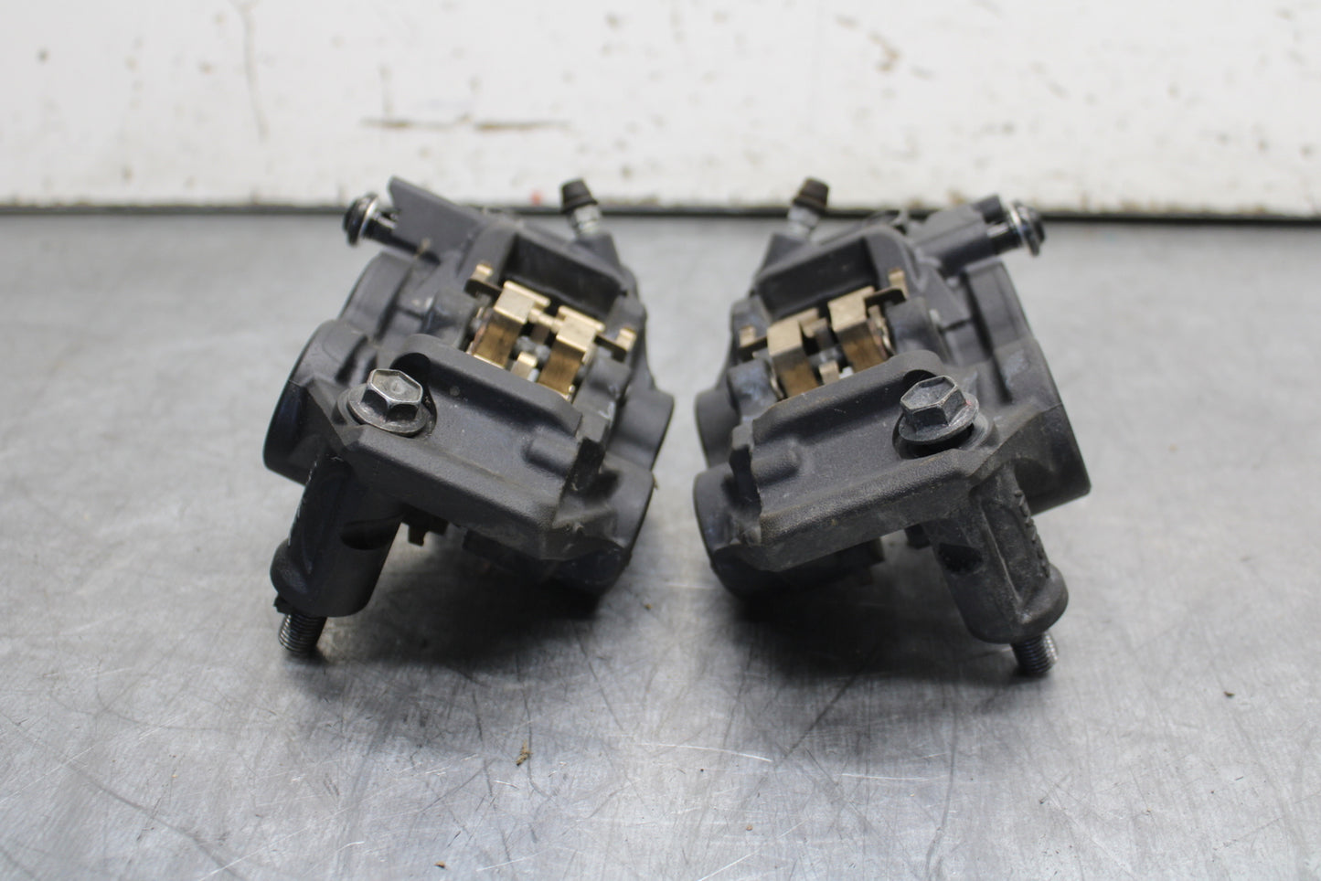 22-24 YAMAHA XSR900 RIGHT LEFT FRONT BRAKE CALIPER SET PAIR CALIPERS BB710