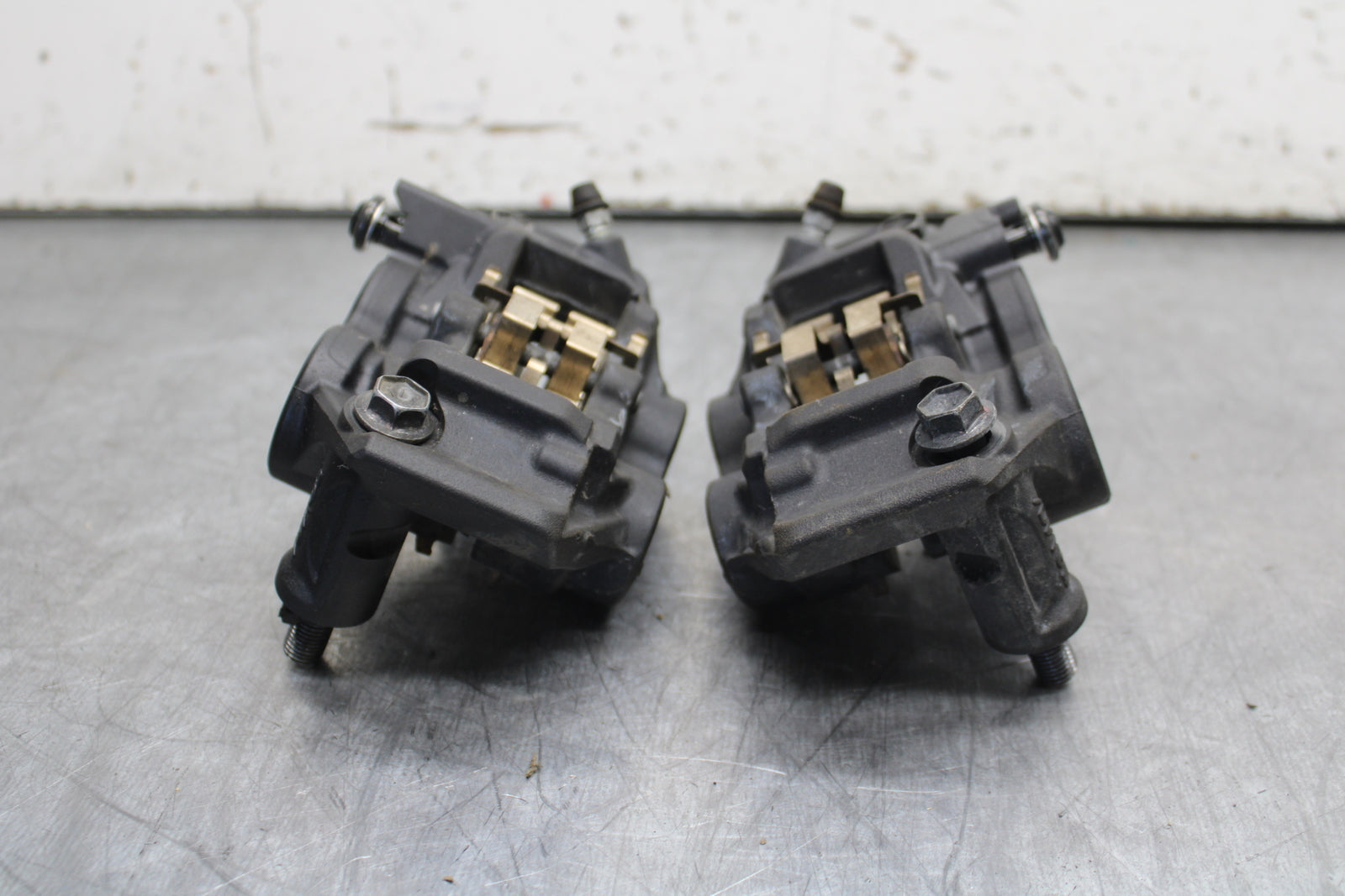 22-24 YAMAHA XSR900 RIGHT LEFT FRONT BRAKE CALIPER SET PAIR CALIPERS BB710