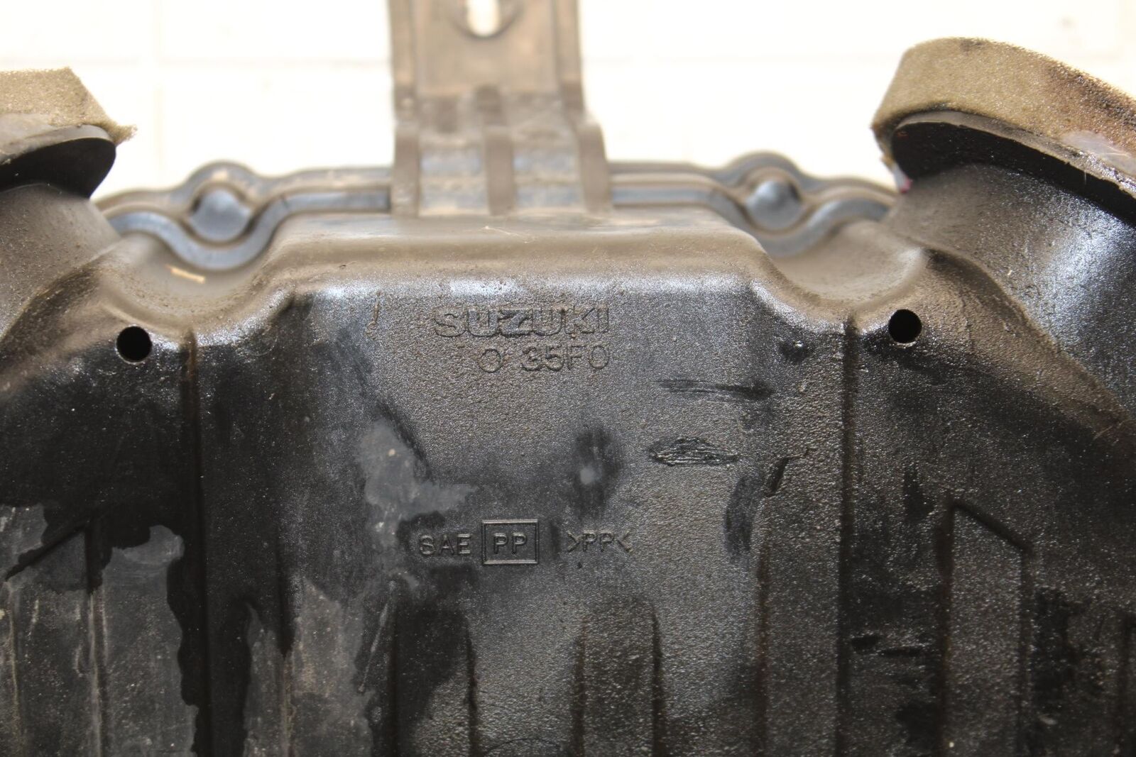 2001 Suzuki GSXR750 AIRBOX AIR INTAKE FILTER BOX 13700-35F00 BB553