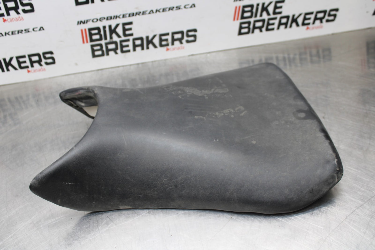 05 YAMAHA YZF R6 FRONT DRIVERS SEAT PAD SADDLE PILLION BB814