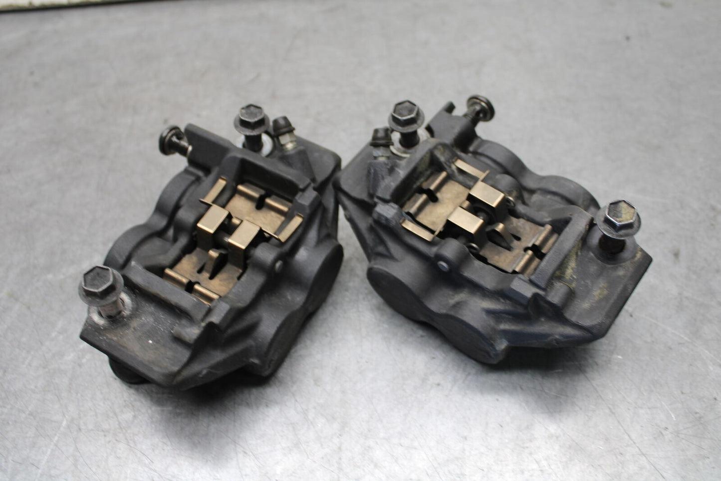 16-21 YAMAHA XSR900 RIGHT LEFT FRONT BRAKE CALIPER SET PAIR CALIPERS BB664