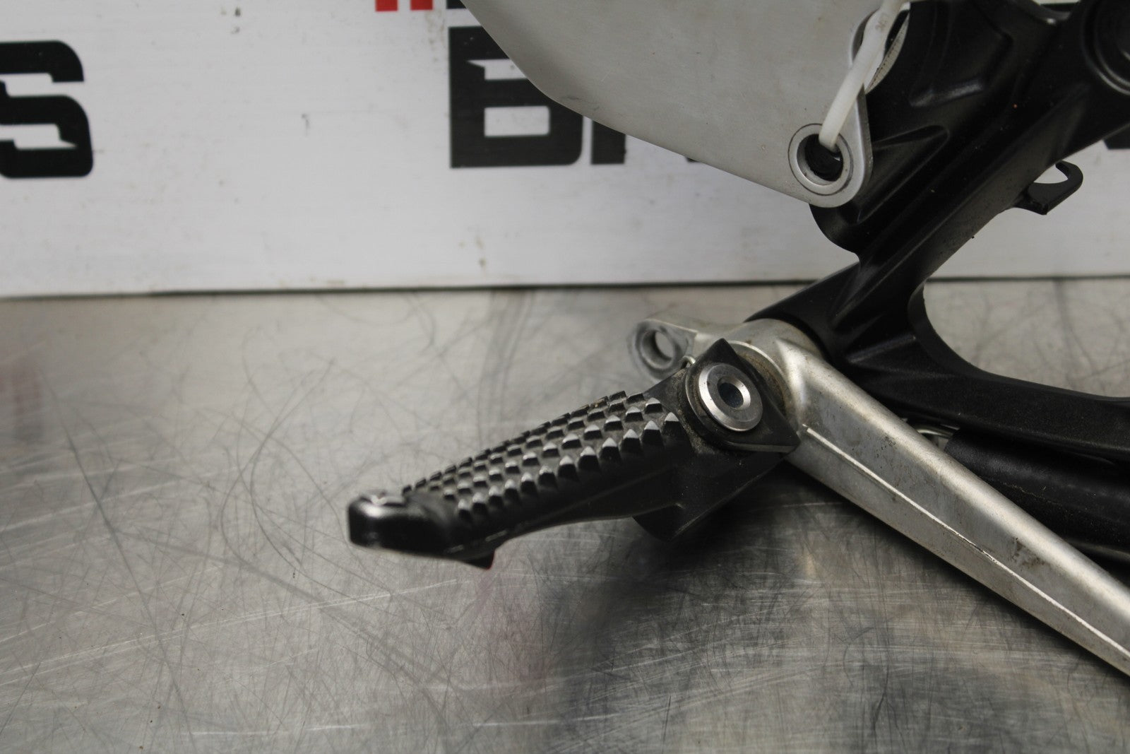 21-23 KAWASAKI NINJA ZX6R RIGHT REARSET REAR SET DRIVER FOOT PEG REST STOP BB179