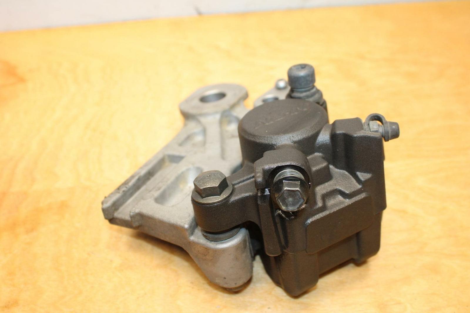 18-21 YAMAHA XSR700 REAR BACK BRAKE CALIPER W MOUNT BRACKET BB323