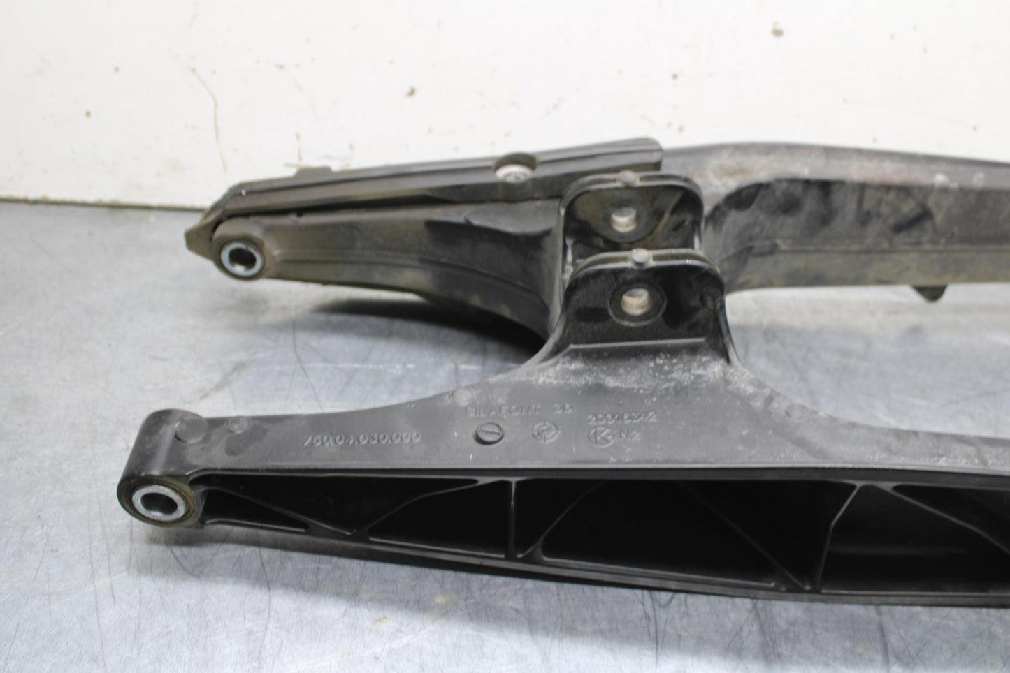 16-18 KTM 690 DUKE REAR SWINGARM BACK SUSPENSION SWING ARM BB631