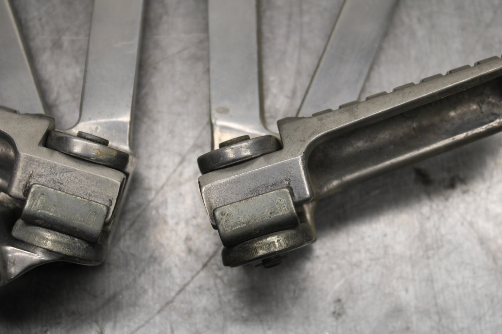 93-94 KAWASAKI NINJA ZX7R REAR BACK PASSENGER PEG SET PAIR BB122