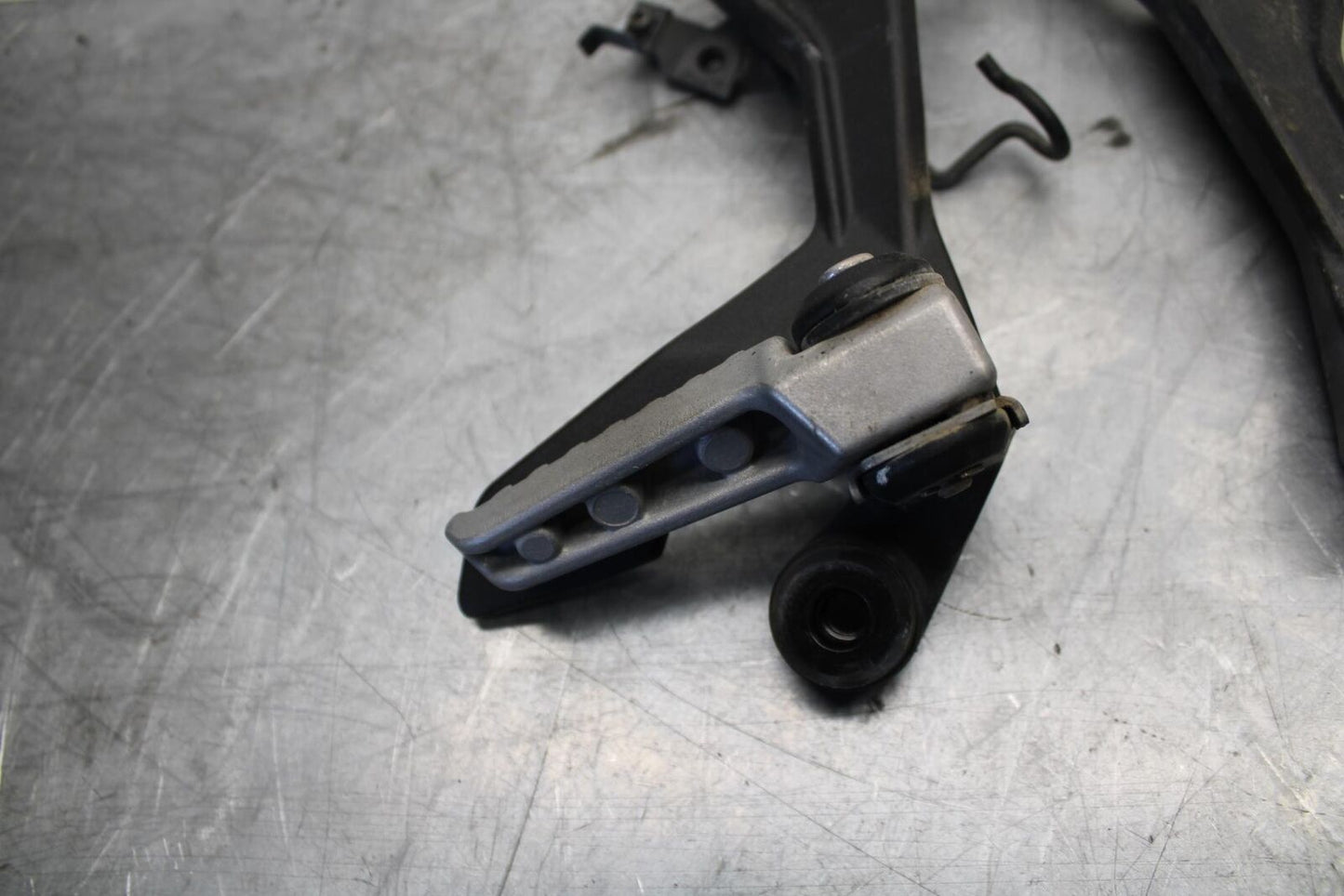 18 KAWASAKI Z 400 REAR BACK PASSENGER PEG SET PAIR BB469