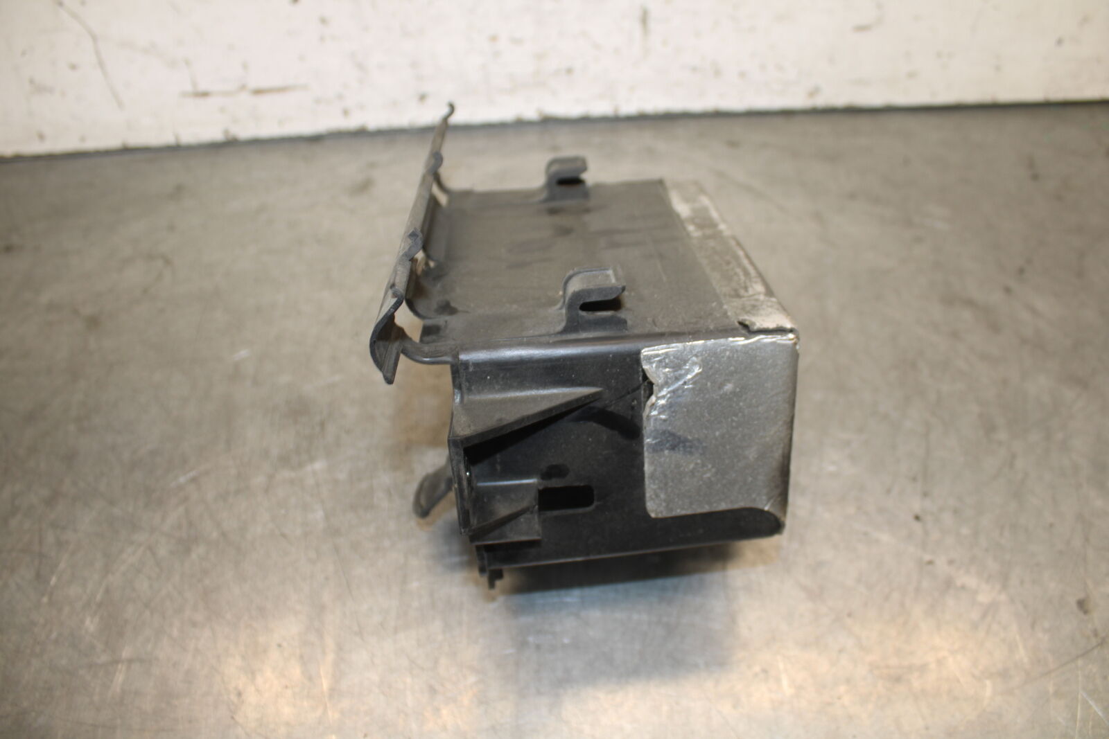 05-06 YAMAHA ROAD STAR XV1700A BATTERY TRAY BOX HOLDER BB703