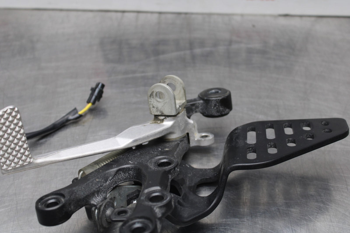 08-16 YAMAHA YZF R6 RIGHT REARSET REAR SET DRIVER FOOT PEG BRACKET MOUNT BB856