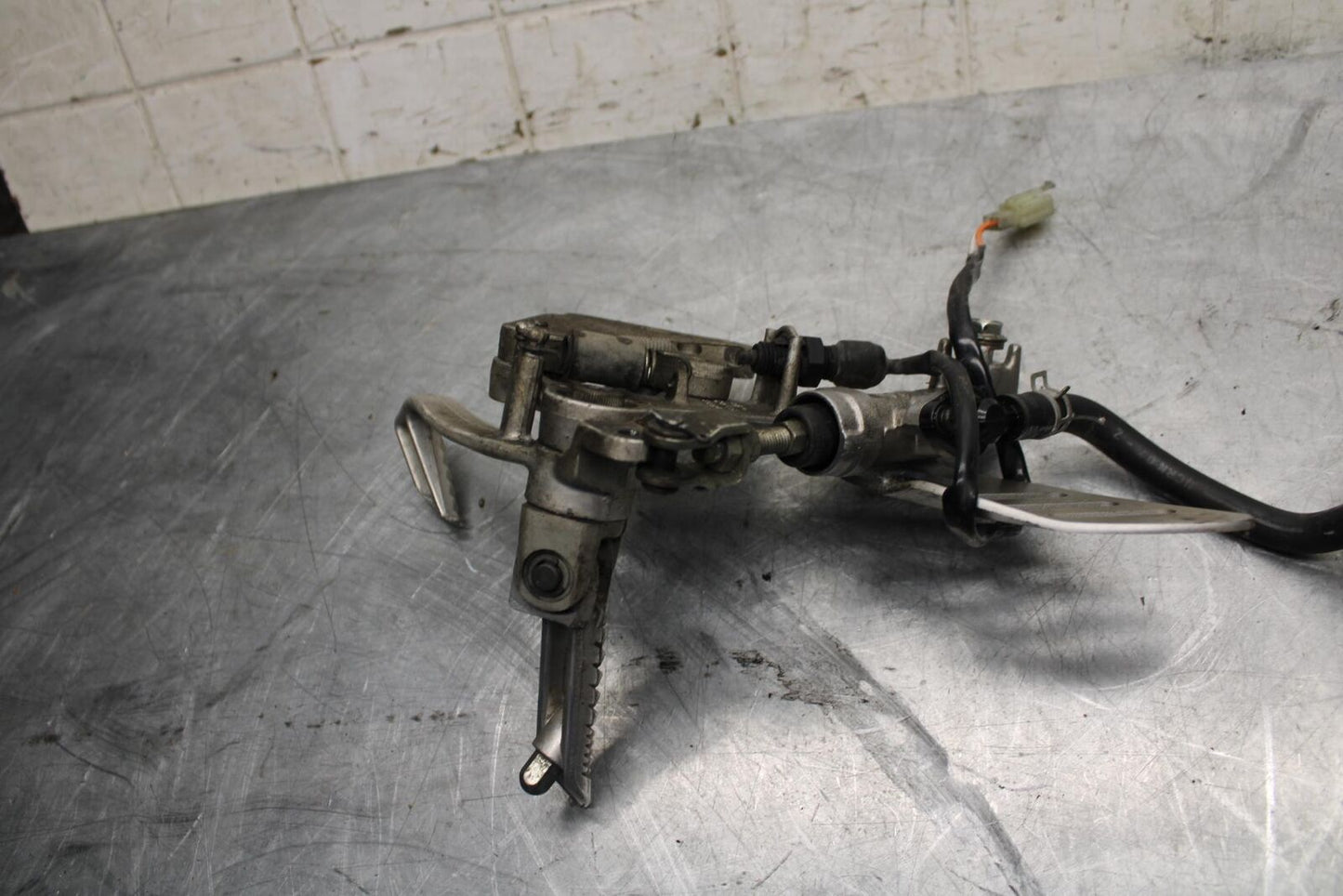 2008 Suzuki GSXR1000 RIGHT REARSET REAR SET DRIVER FOOT PEG REST STOP BB519