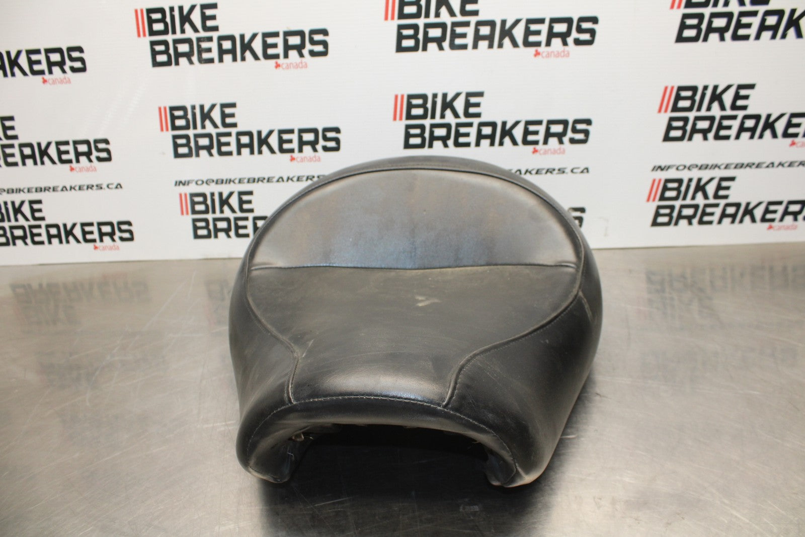 03-08 KAWASAKI VULCAN 1600 FRONT DRIVERS SEAT BB196