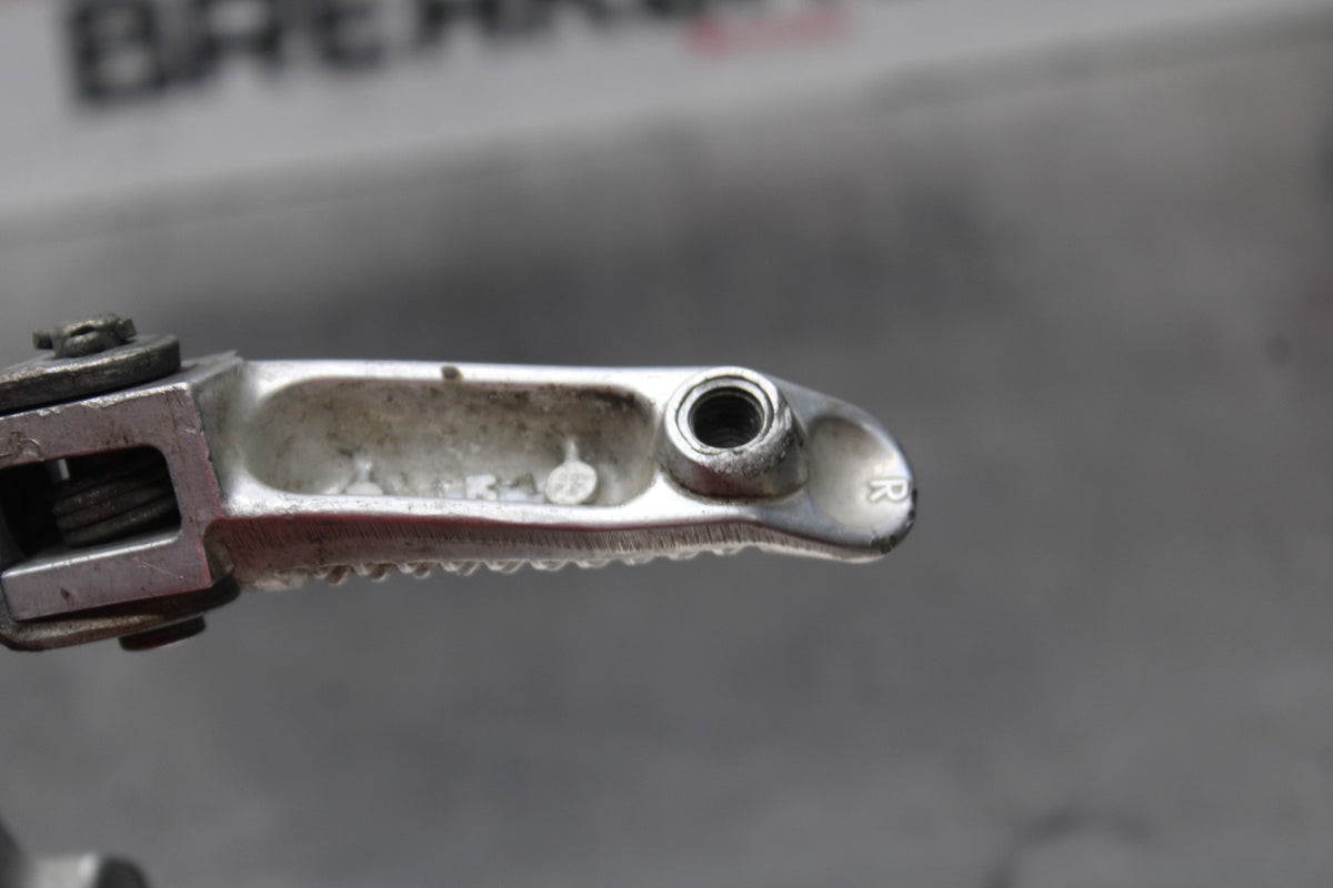 00 SUZUKI GSXR750 RIGHT REARSET REAR SET DRIVER FOOT PEG BRACKET MOUNT BB820