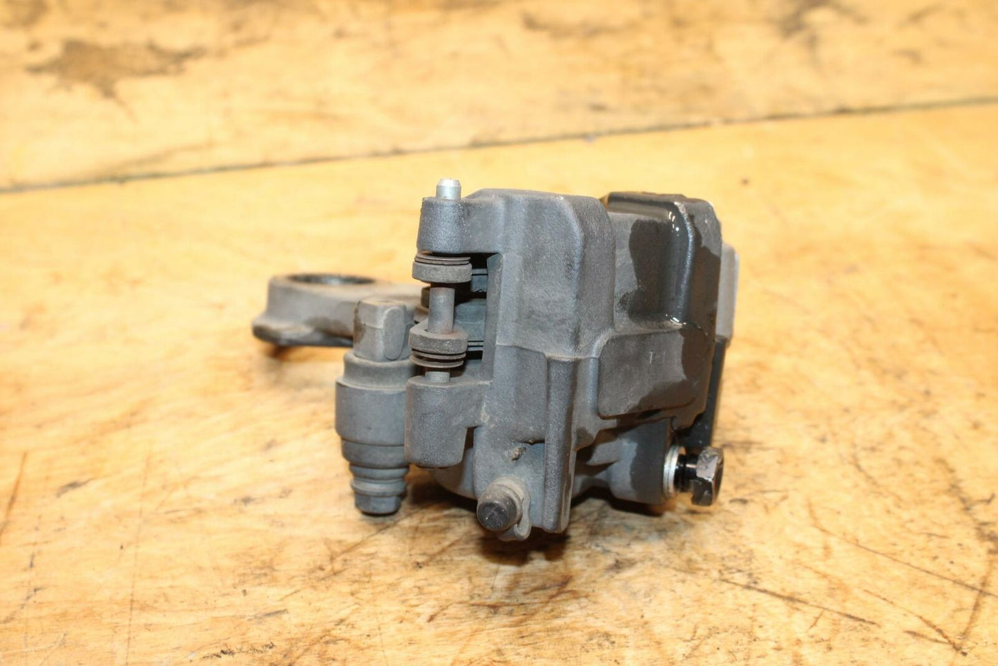 07-08 YAMAHA YZF R1 REAR BACK BRAKE CALIPER W MOUNT BRACKET BB337