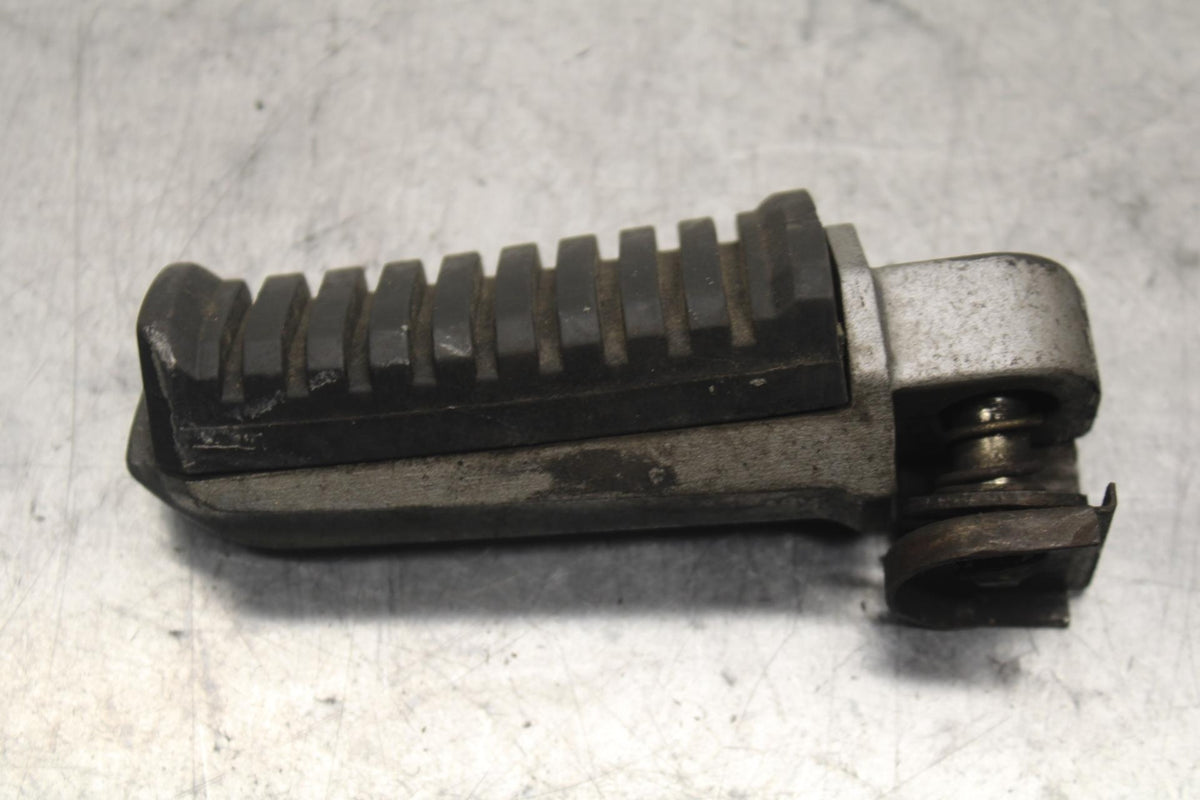 84-86 KAWASAKI GPZ900 REAR BACK PASSENGER PEG SET PAIR BB84
