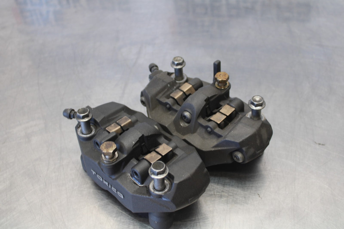 06-07 SUZUKI GSXR 600 RIGHT LEFT FRONT BRAKE CALIPER SET PAIR CALIPERS BB863