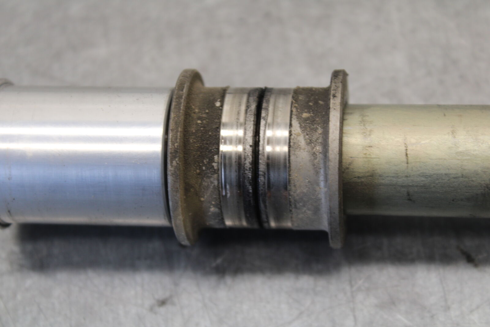 16 KAWASAKI NINJA ZX10R FRONT WHEEL RIM AXLE PIVOT BOLT 41068-0594 BB650