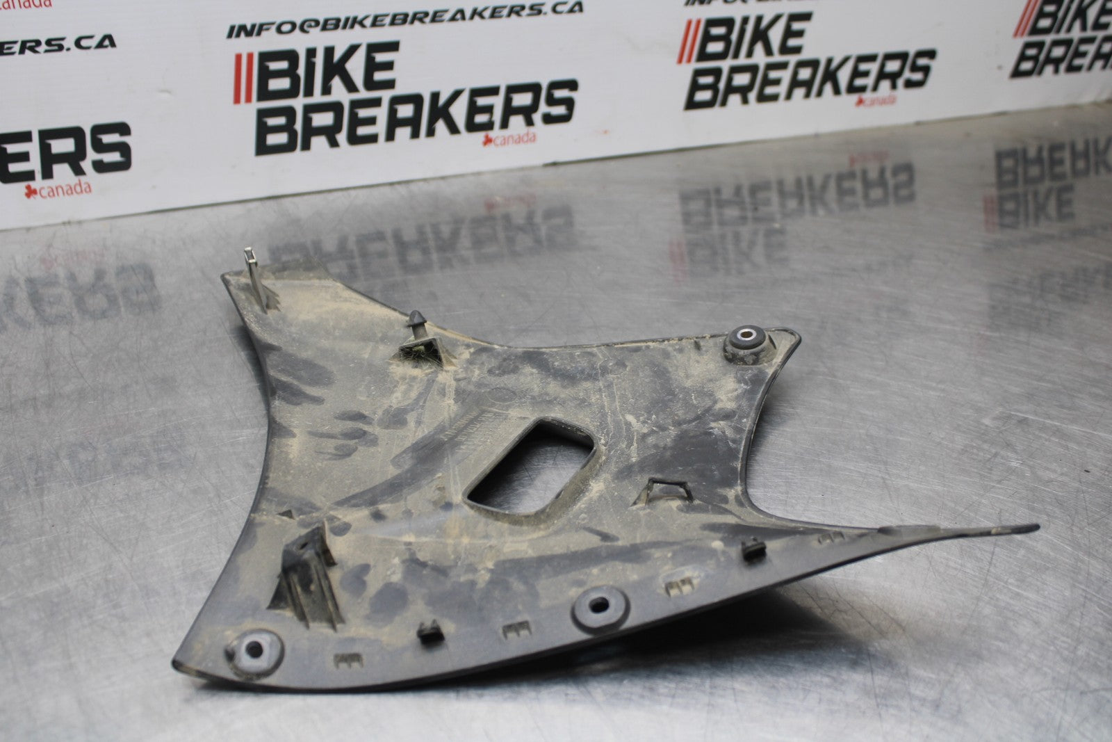 22-25 YAMAHA YZF R7 LEFT LOWER BOTTOM BELLY SIDE FAIRING COWL BB769