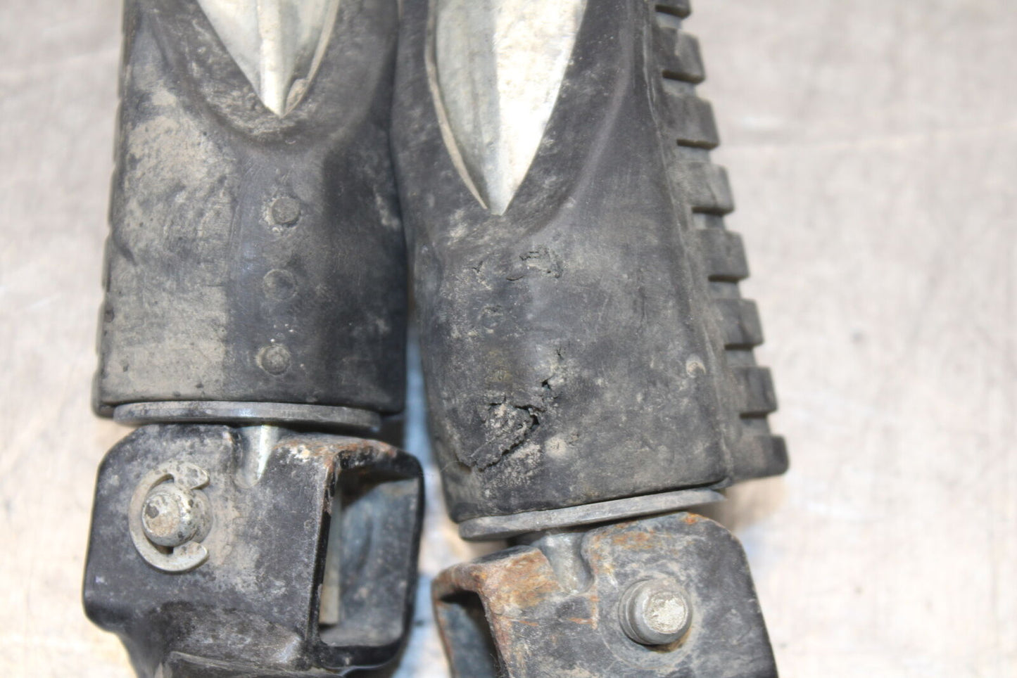 08-18 KAWASAKI KLR650 FRONT FOOT RESTS PEGS STEPS SET PAIR BB707