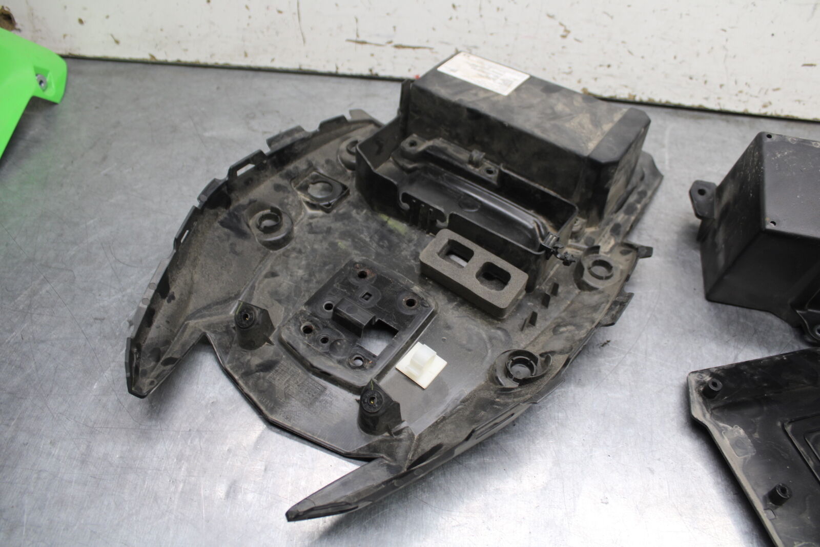 18-24 KAWASAKI NINJA 650 REAR BACK TAIL UNDERTAIL BATTERY TRAY PLASTIC BB725