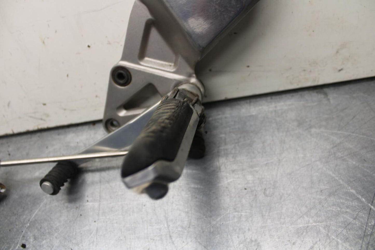 1995 Suzuki RF600R LEFT REARSET REAR SET DRIVER FOOT PEG SHIFTER BB615