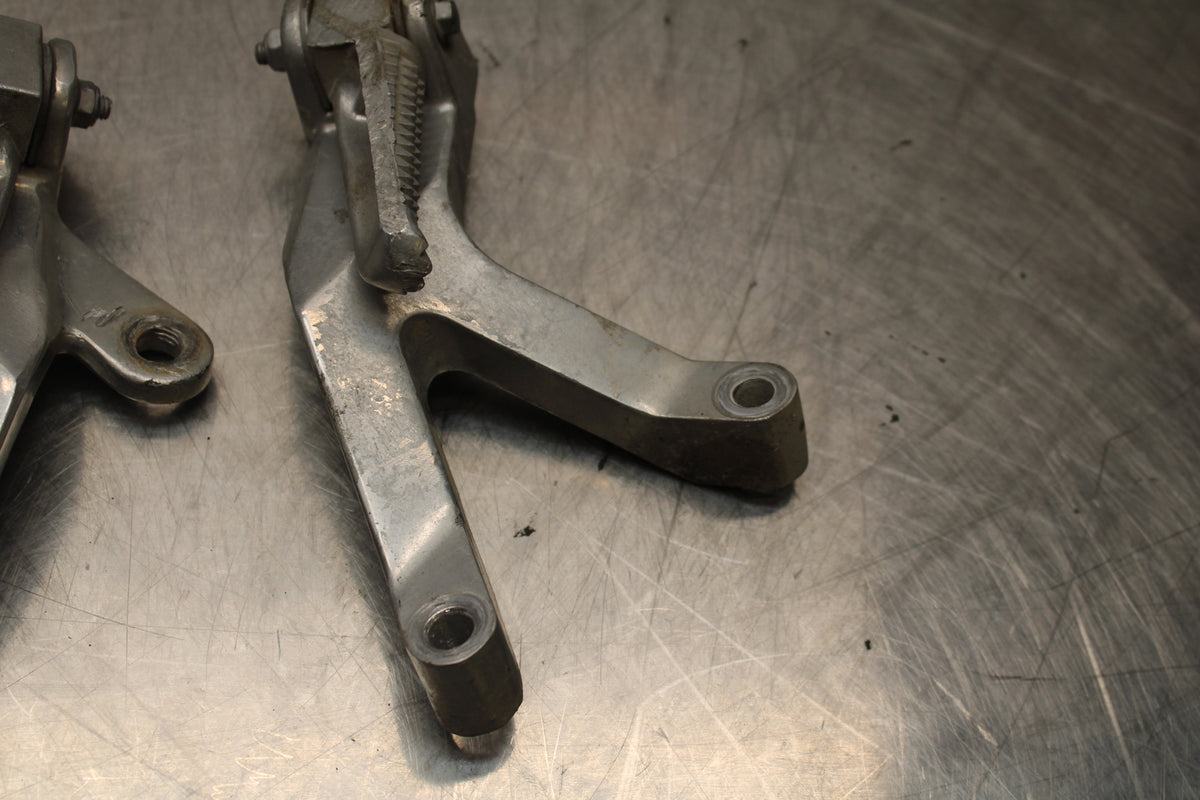 96-07 YAMAHA YZF600R REAR BACK PASSENGER PEG SET PAIR BB158