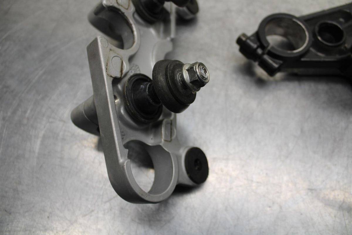 04-09 SUZUKI GS 500 FH GS500F FORKS UPPER TRIPLE TREE CLAMPS  BB97