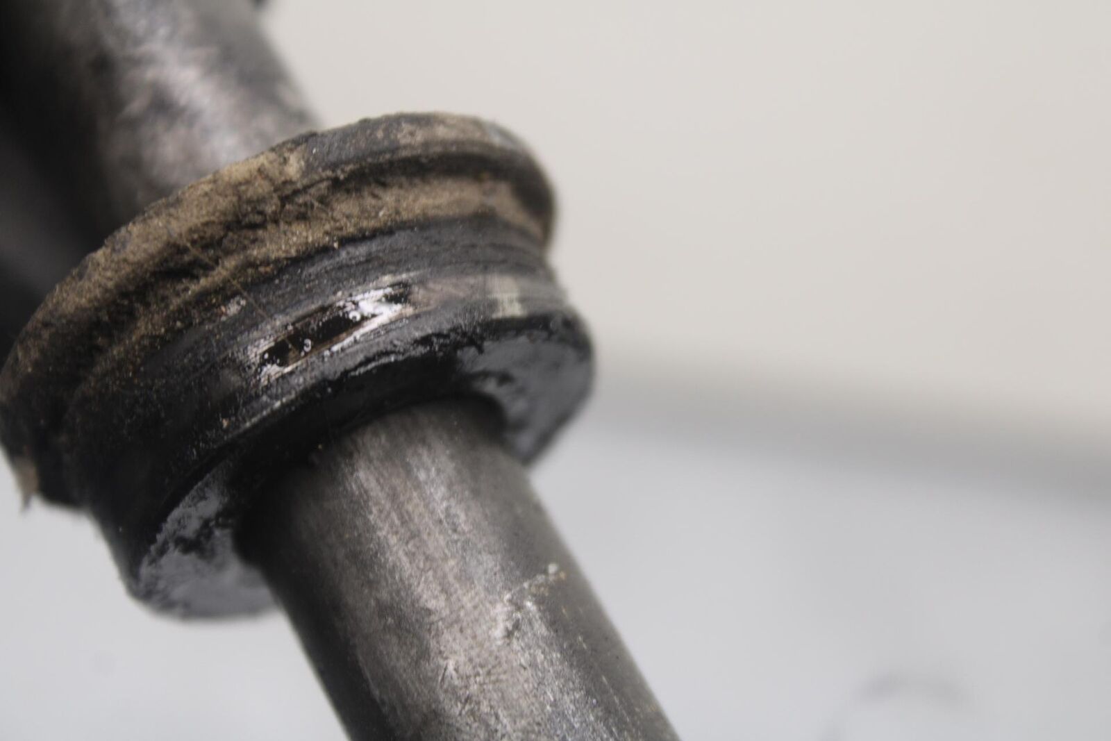 1988 Yamaha FZ600 REAR AXLE WHEEL PIVOT BOLT AXEL 2AX-25381-00-00 BB601