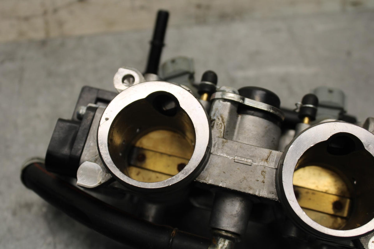 19 YAMAHA YZF R3 MAIN FUEL INJECTORS / THROTTLE BODIES BB56