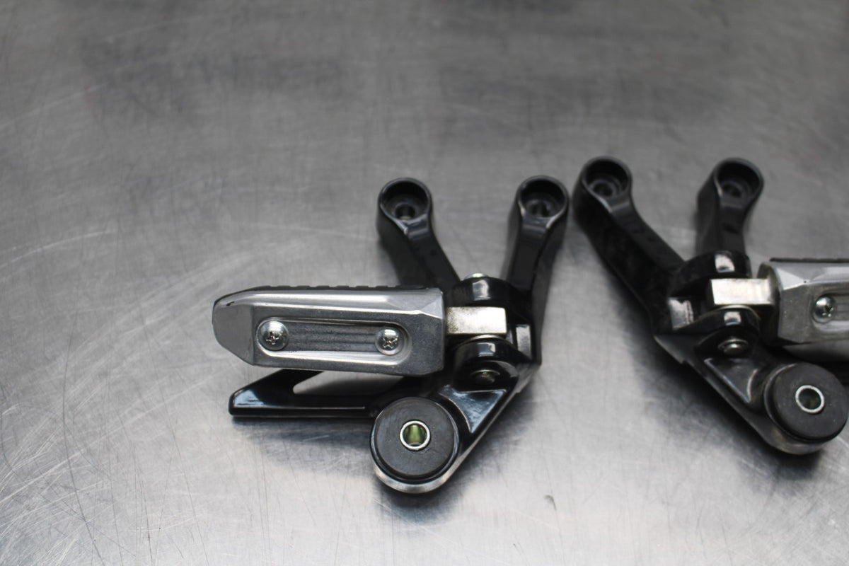 15 SUZUKI GW250F REAR BACK PASSENGER PEG SET PAIR BB789