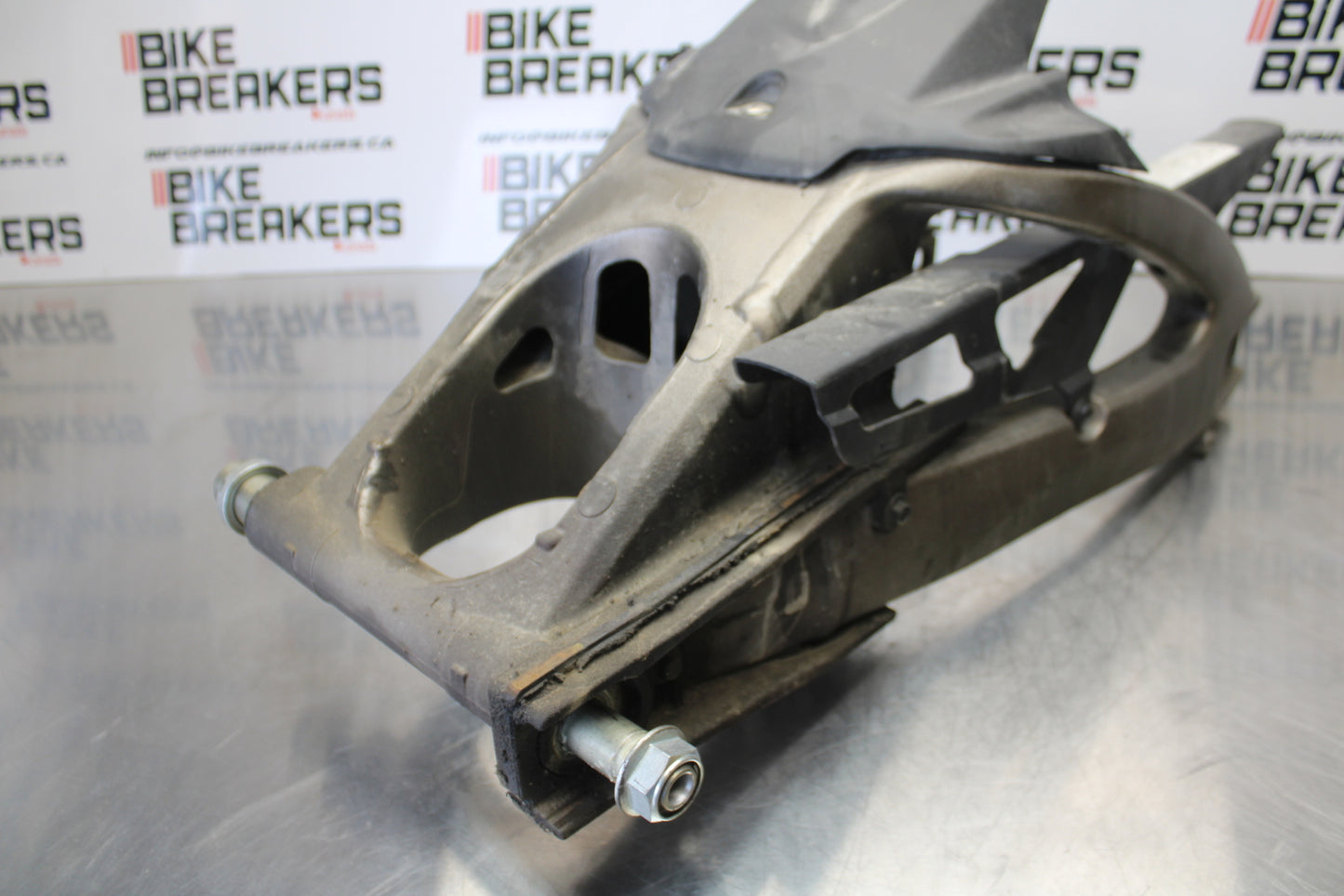 11 SUZUKI GSXR1000 REAR SWINGARM BACK SUSPENSION SWING ARM BB142