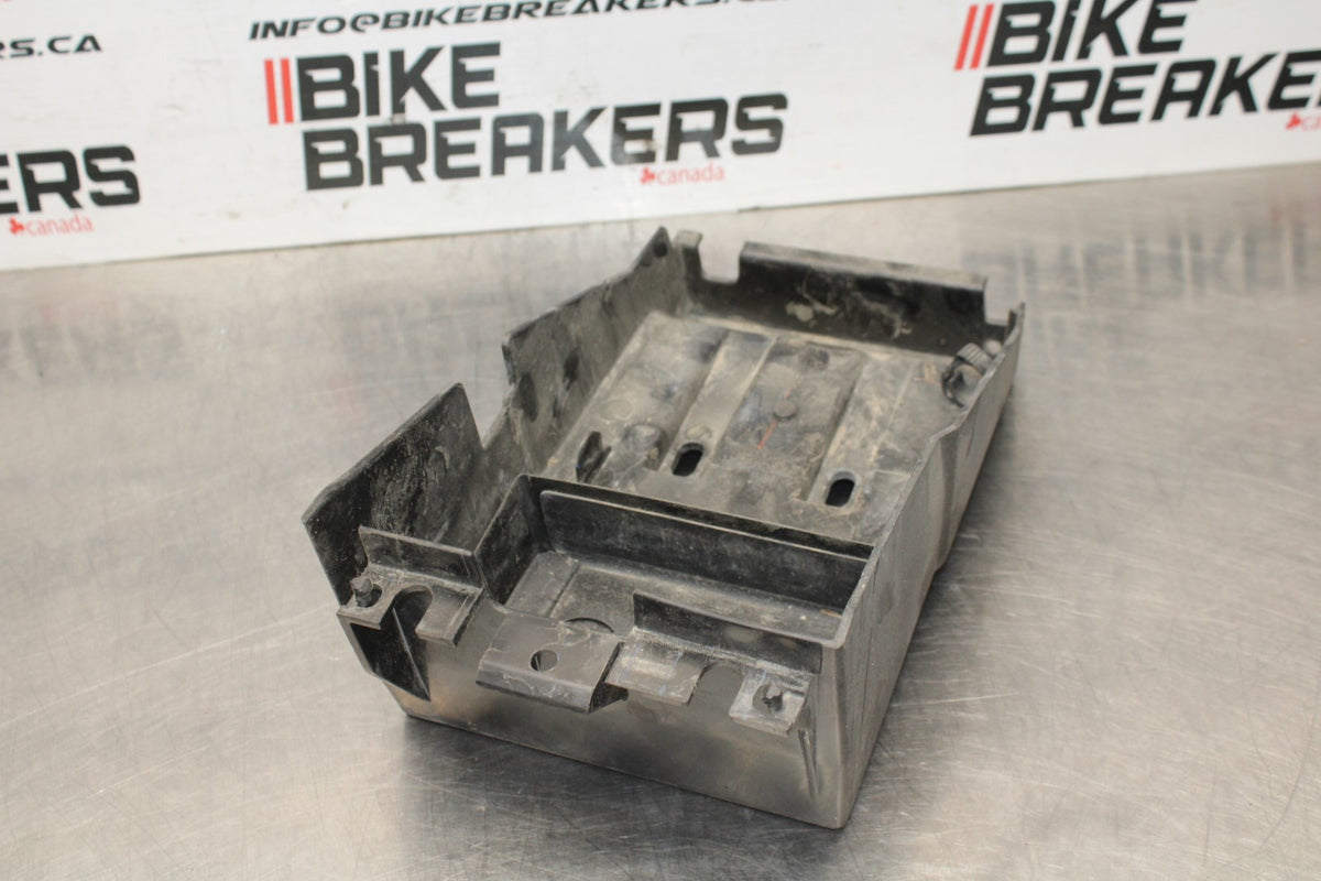 24 KAWASAKI NINJA 500 ABS REAR BACK TAIL UNDERTAIL BATTERY TRAY PLASTIC BB818