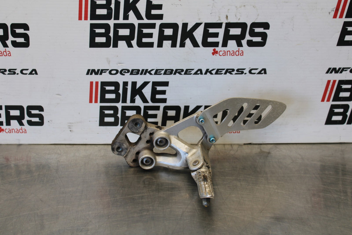 06-07 SUZUKI GSXR 600 LEFT REARSET REAR SET DRIVER FOOT PEG REST STOP BB863