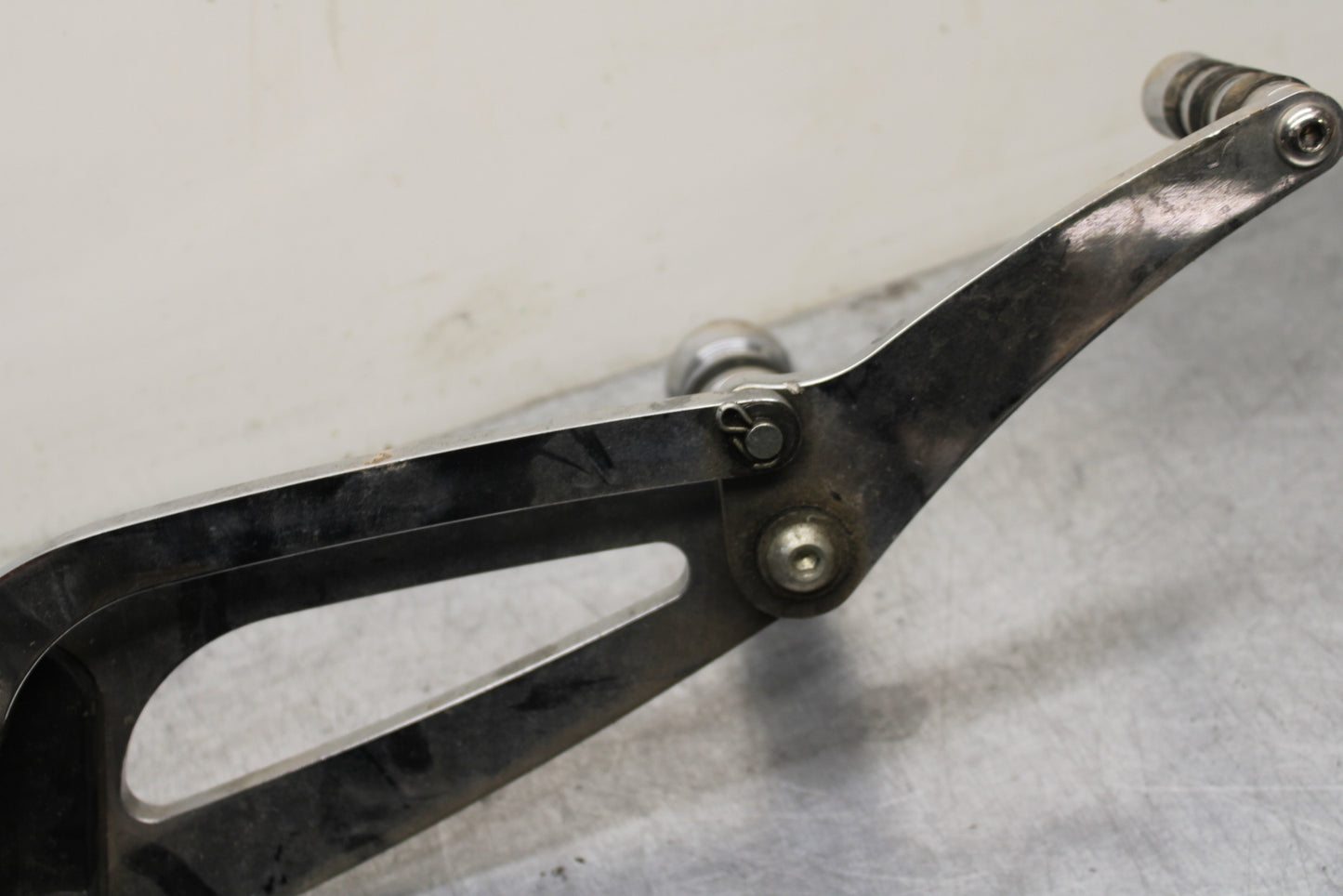 00 SUZUKI INTRUDER 1500 VL1500 LEFT FRONT FOOT REST PEG STEP BB761