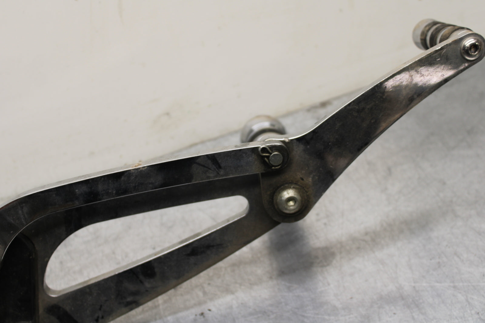 00 SUZUKI INTRUDER 1500 VL1500 LEFT FRONT FOOT REST PEG STEP BB761