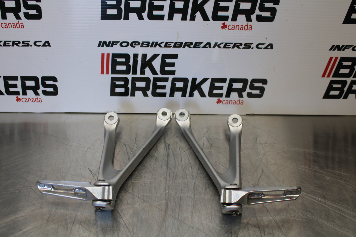 12-16 HONDA CBR1000RR REAR BACK PASSENGER PEG SET PAIR BB157
