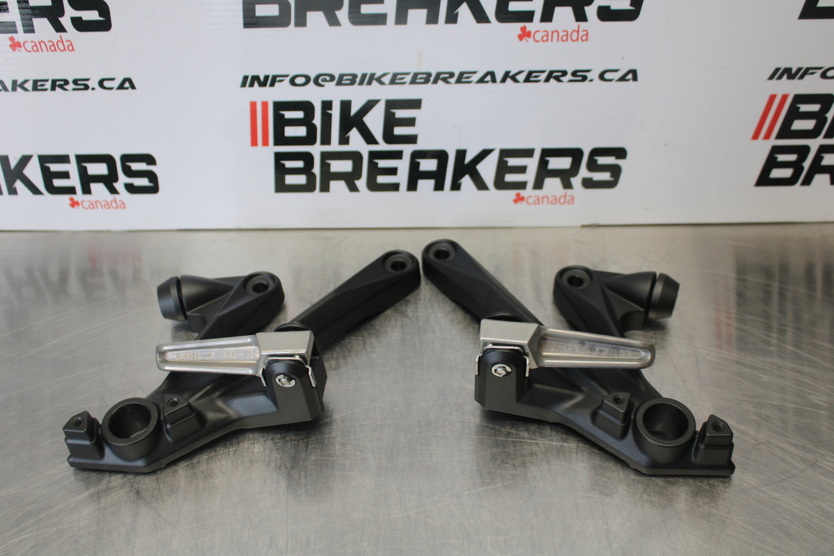 23-24 KAWASAKI NINJA ZX14R REAR BACK PASSENGER PEG SET PAIR BB169
