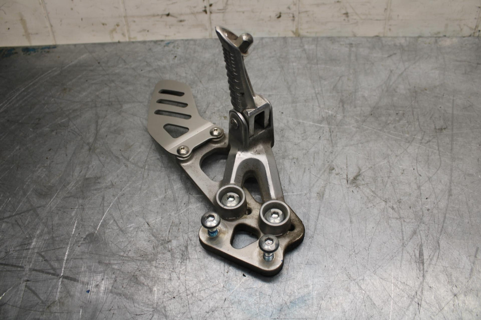 08-09 SUZUKI GSXR600 LEFT REARSET REAR SET DRIVER FOOT PEG REST STOP BB468