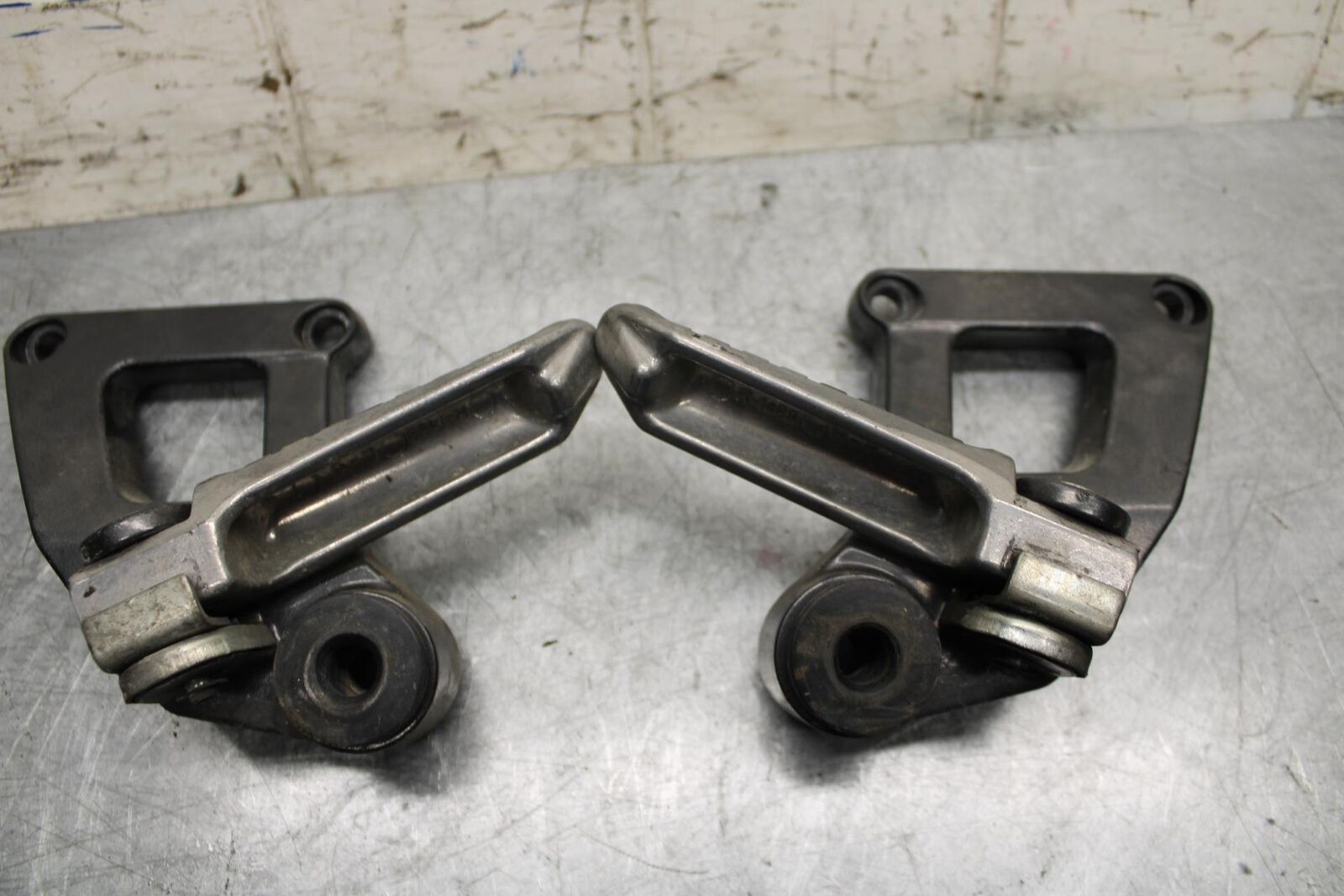 2001 Kawasaki Ninja ZX6 ZX600E REAR BACK PASSENGER PEG SET PAIR BB547