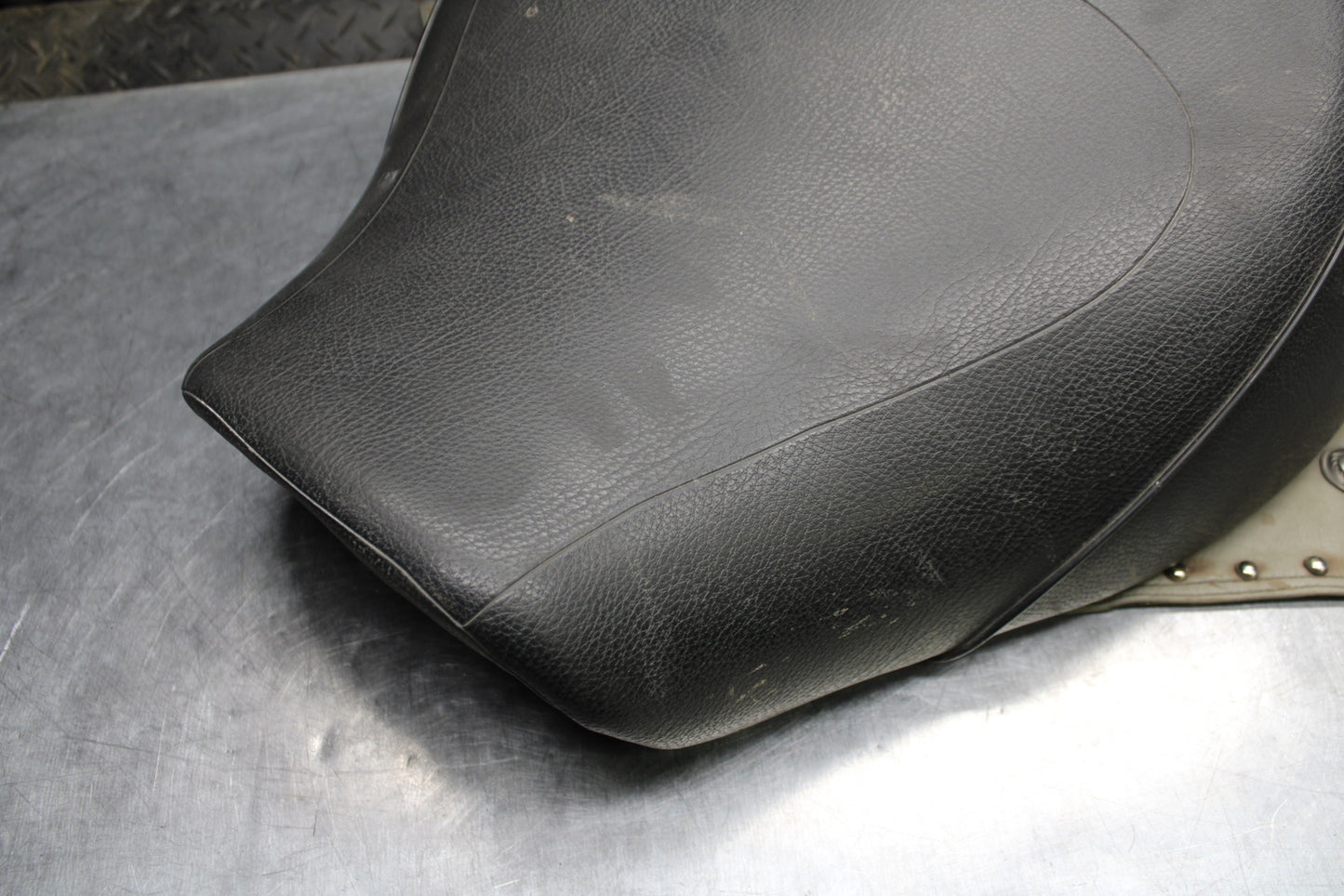 00 SUZUKI INTRUDER 1500 VL1500 FRONT DRIVERS SEAT BB761