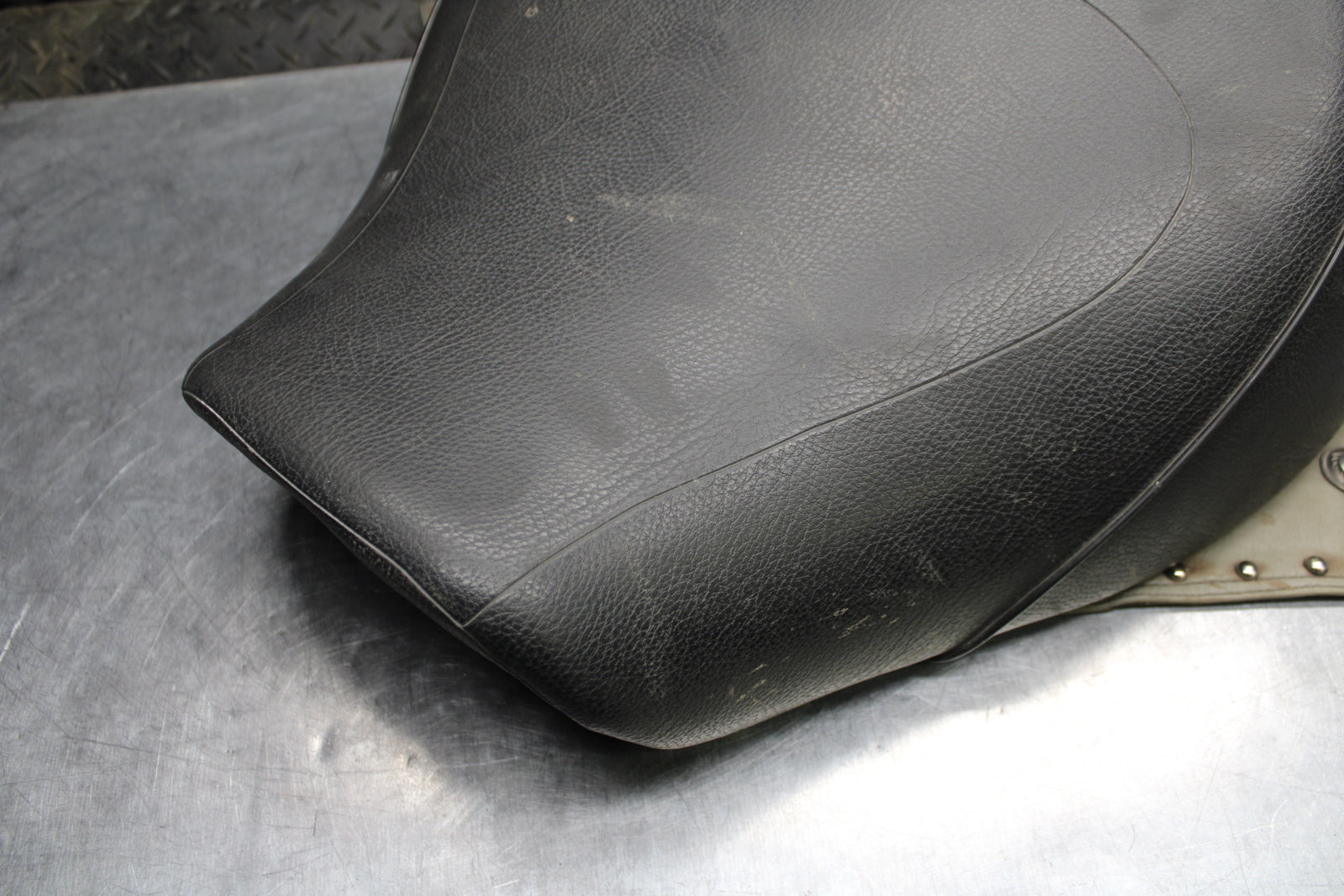 00 SUZUKI INTRUDER 1500 VL1500 FRONT DRIVERS SEAT BB761