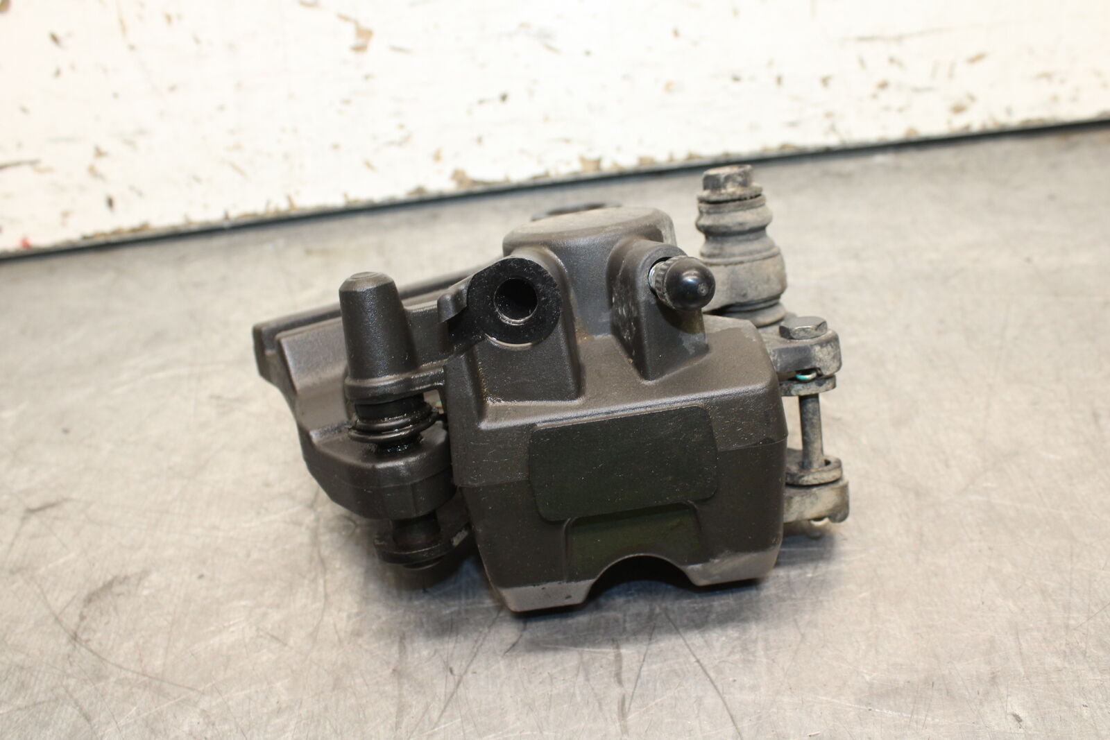 19-24 YAMAHA R3 REAR BACK BRAKE CALIPER W MOUNT BRACKET BB736