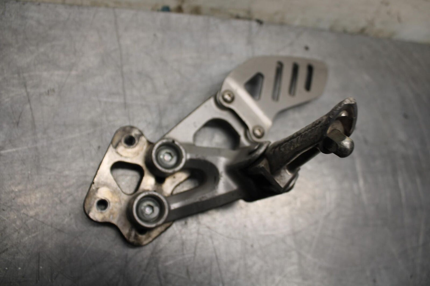 08-10 SUZUKI GSXR750 LEFT REARSET REAR SET DRIVER FOOT PEG REST STOP bb476