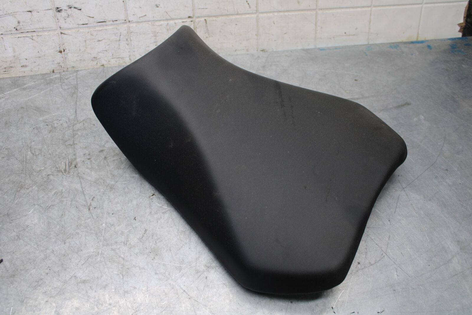 2017 Suzuki GSXR600 FRONT DRIVERS SEAT  SADDLE PILLION 45100-14J10-DW2 #B BB527