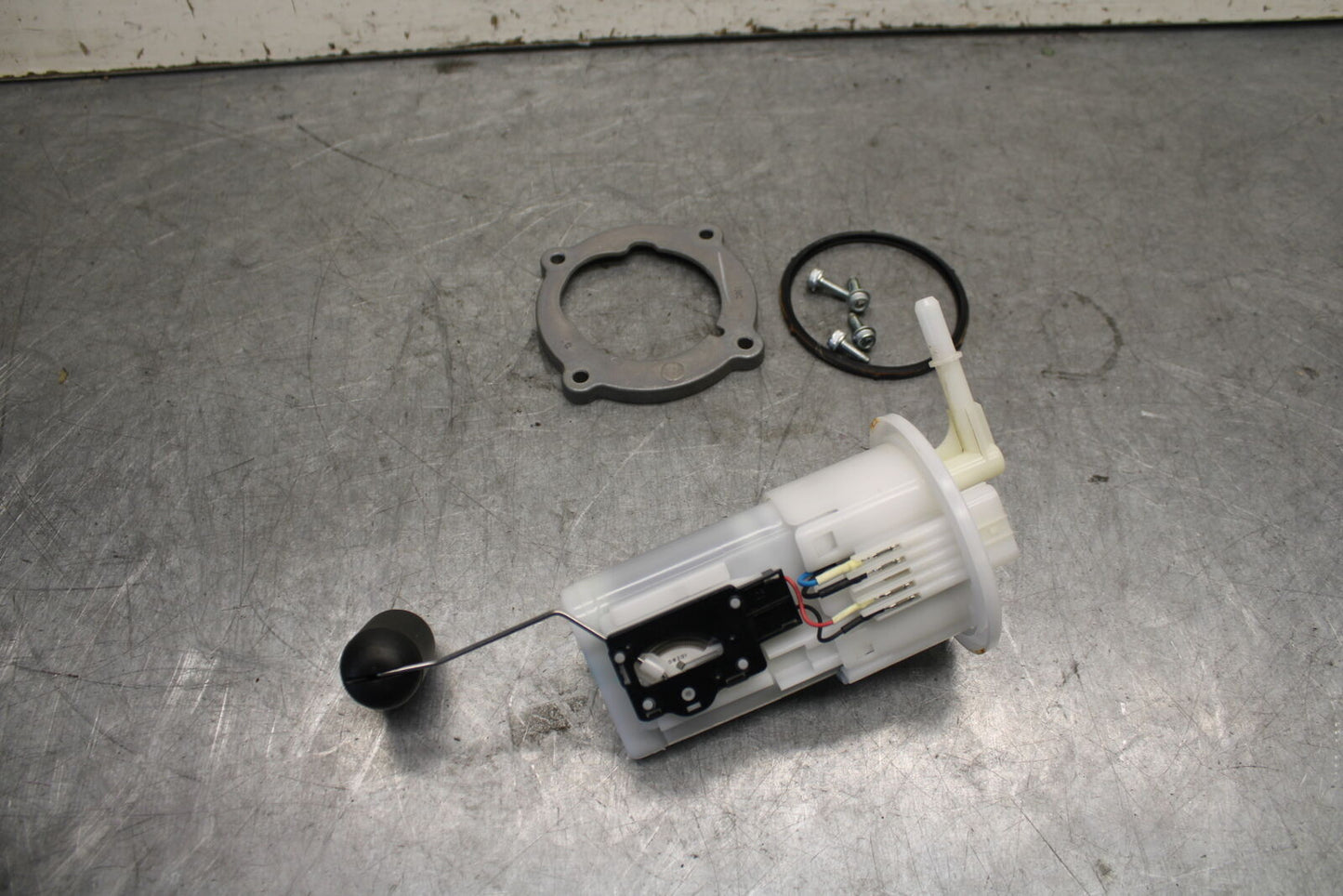 22-24 YAMAHA XSR900 FUEL PUMP GAS PETROL SENDER UNIT  BB683