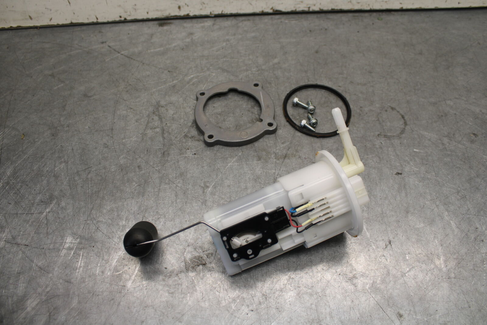 22-24 YAMAHA XSR900 FUEL PUMP GAS PETROL SENDER UNIT  BB683