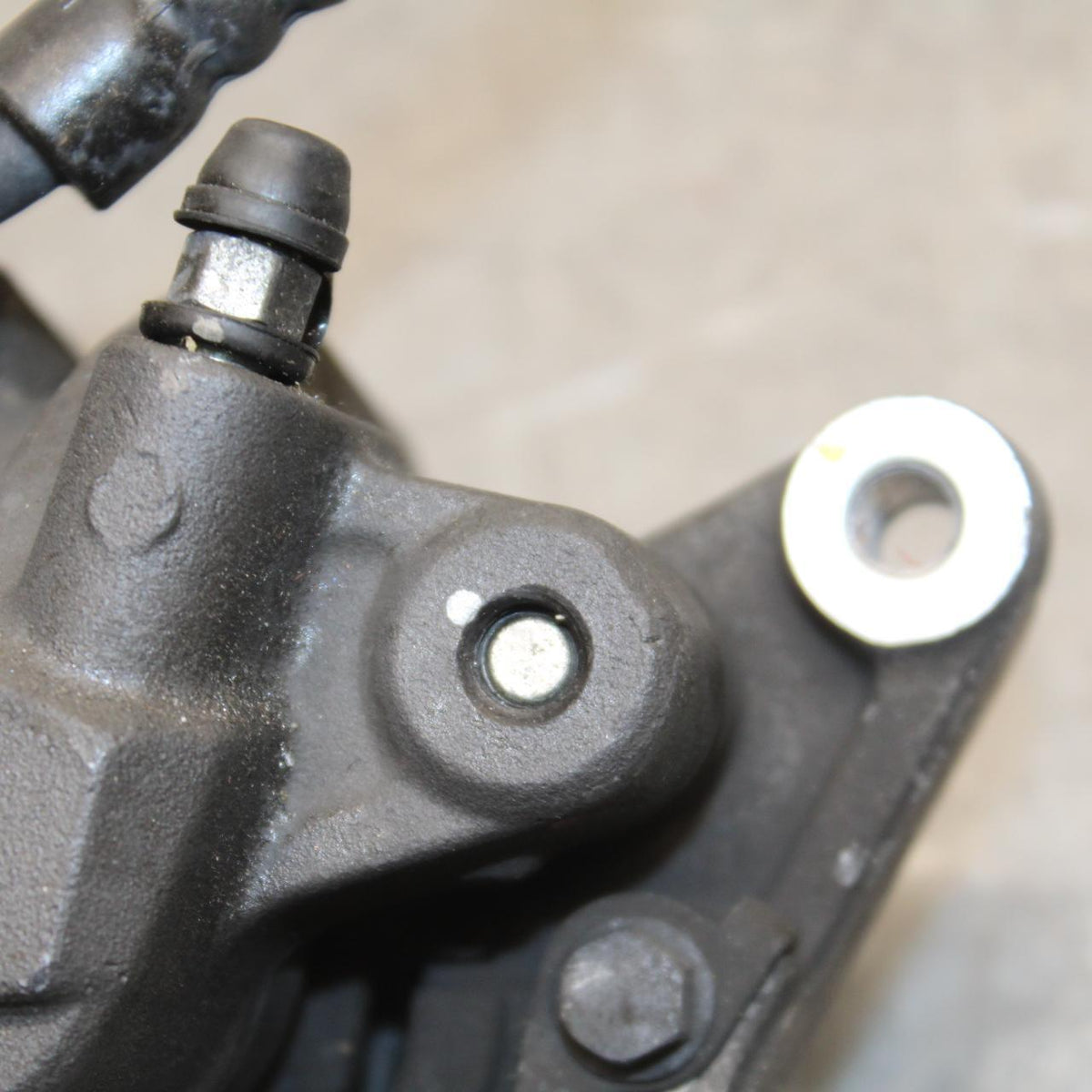 15-18 HONDA CB300FA FRONT BRAKE CALIPER WITH MOUNT BRACKET BB646