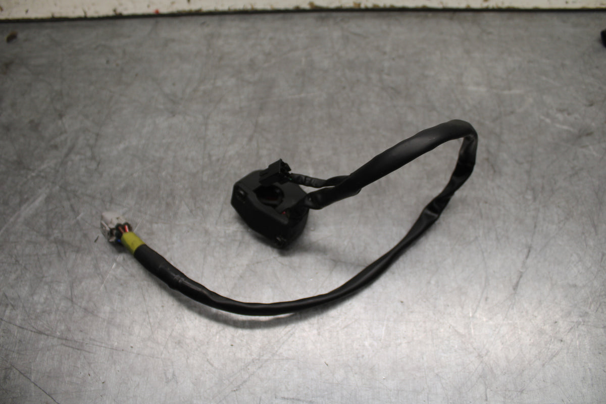 24-25 KAWASAKI NINJA ZX6R RIGHT CLIP ON HANDLE KILL OFF START SWITCH  BB726