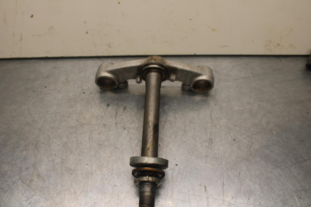 1988 Yamaha FZ600 FRONT FORKS CLAMP LOWER TRIPLE TREE STEM BB601