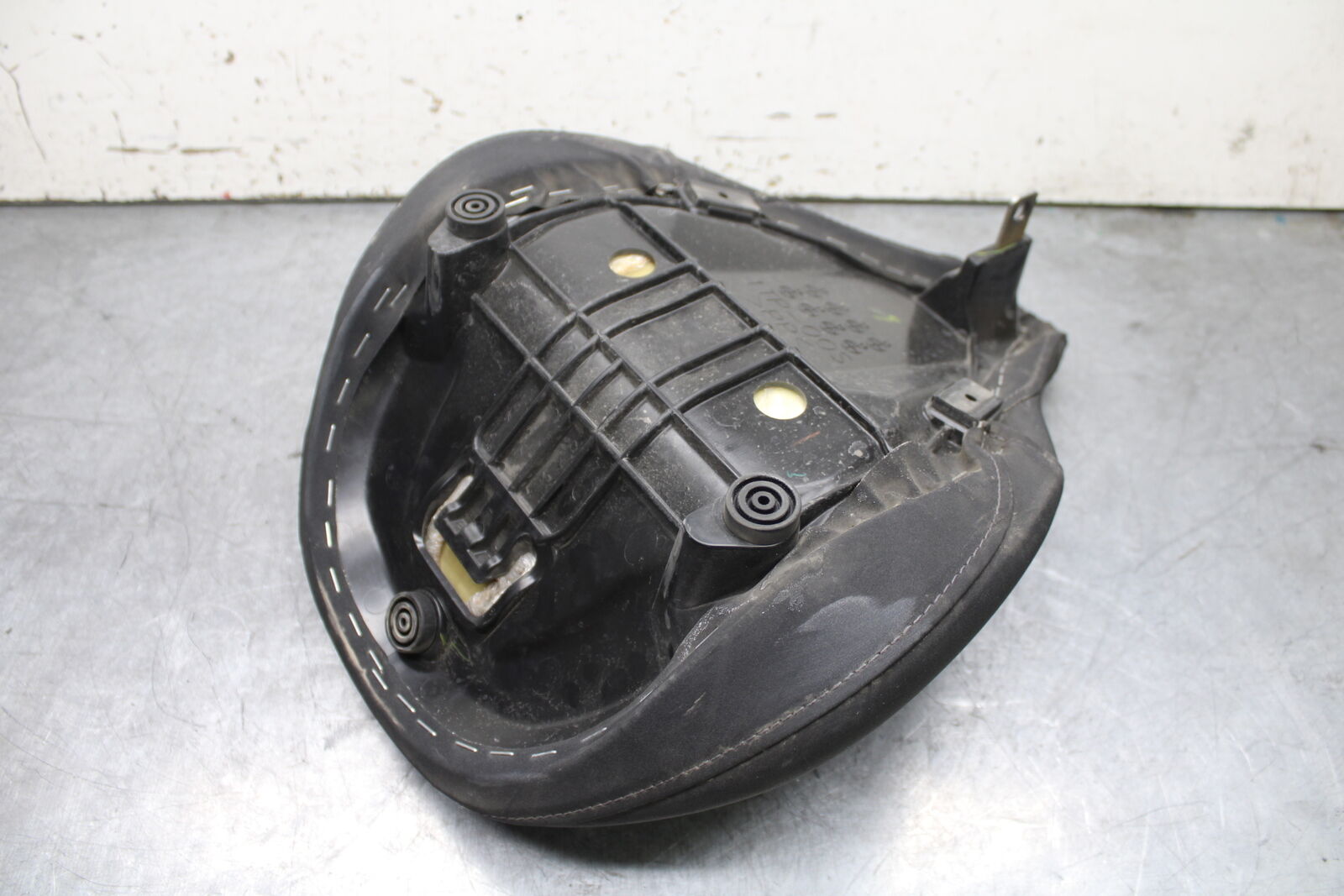 17-24 YAMAHA BOLT XVS950 FRONT DRIVERS SEAT BB729