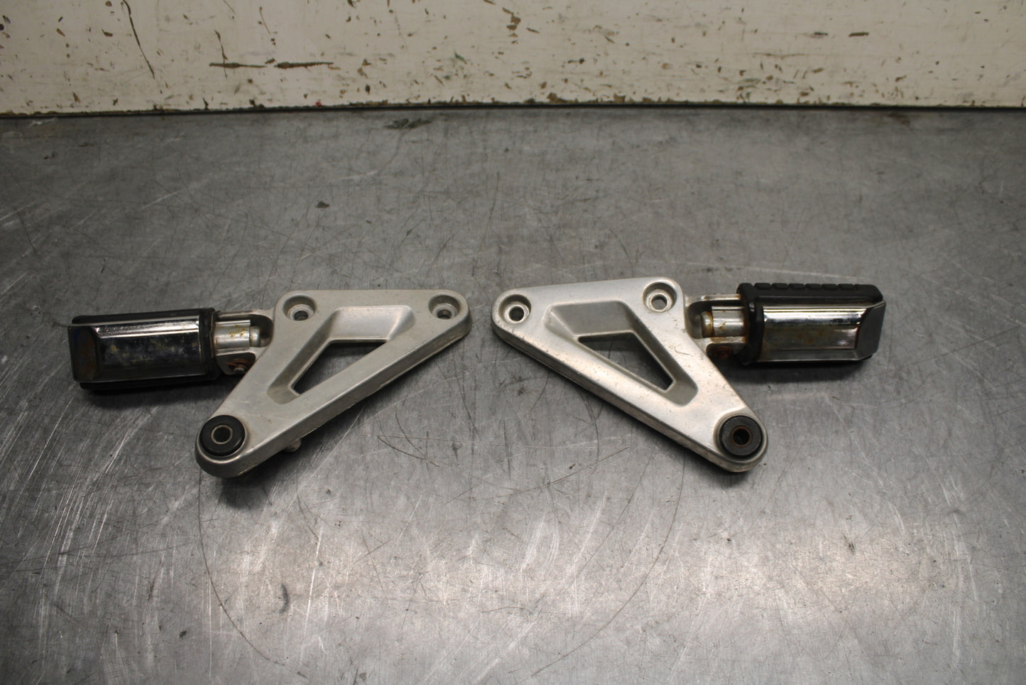 82-83 HONDA V45 MAGNA REAR PASSENGER FOOT STEP PEG BB107