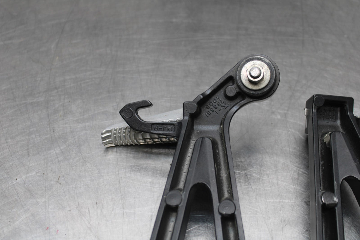 11-24 SUZUKI GSXR750 REAR BACK PASSENGER PEG SET PAIR BB630